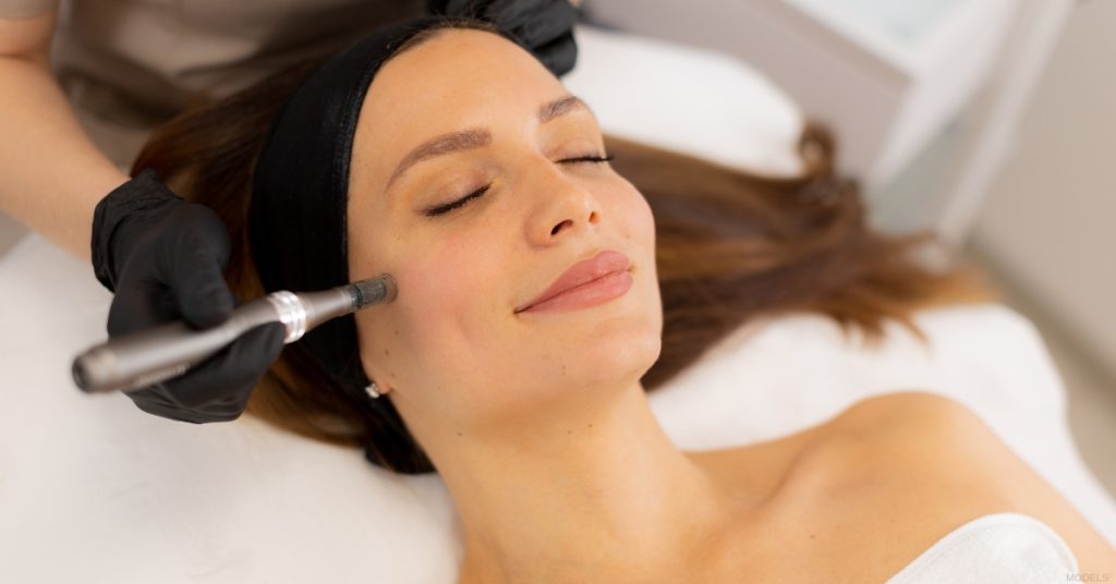 Woman getting a facial treatment (MODELS)